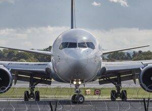 ¿Por qué sale tan caro tu boleto de avión? ¿Qué es la TUA?