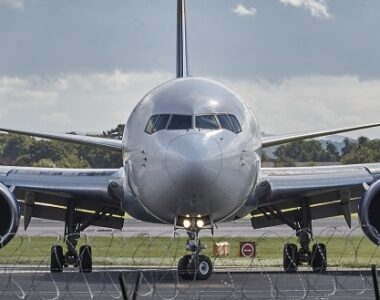 ¿Por qué sale tan caro tu boleto de avión? ¿Qué es la TUA?