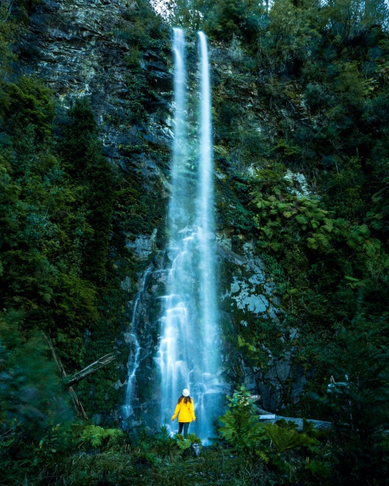 Mariel de Viaje cascada Patagonia Verde